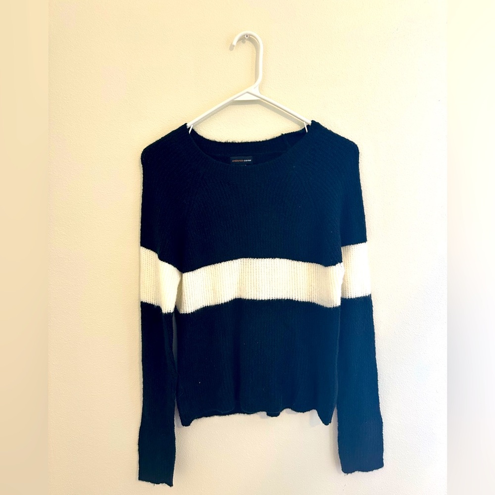 BLACK & WHITE SWEATER